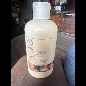 The‎ Body Shop SHEA Shower Cream Smooth Cleanse Moisturize 8.4 oz/250mL New RARE